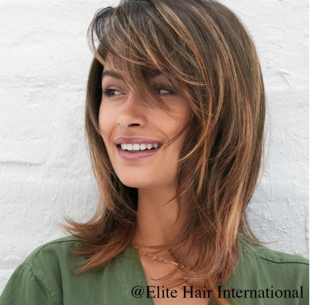 Portrait femme portant la perruque Espiègle *****, en cheveux de synthèse, Elite Hair International