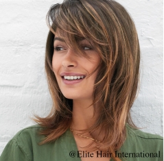 Portrait femme portant la perruque Espiègle *****, en cheveux de synthèse, Elite Hair International