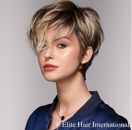 Portrait d'une femme avec la perruque Fascination blonde, en cheveux de synthèse, Elite Hair International