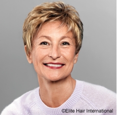 Portrait d'une femme avec la perruque Energic R, une perruque en cheveux de synthèse d'Elite Hair International