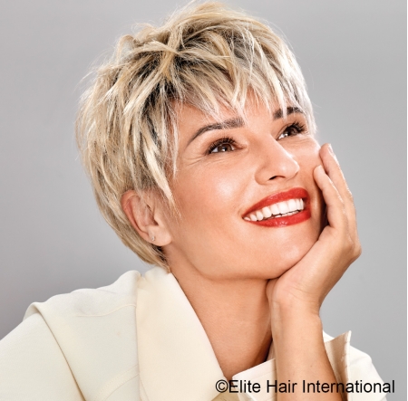 Portrait Femme Regard blonde, en cheveux de synthèse, Elite Hair International