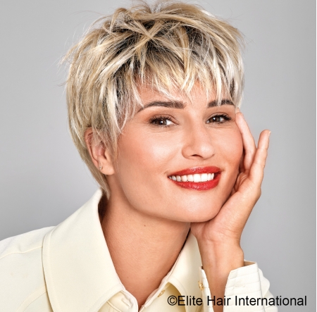 Portrait Femme Regard blonde, en cheveux de synthèse, Elite Hair International