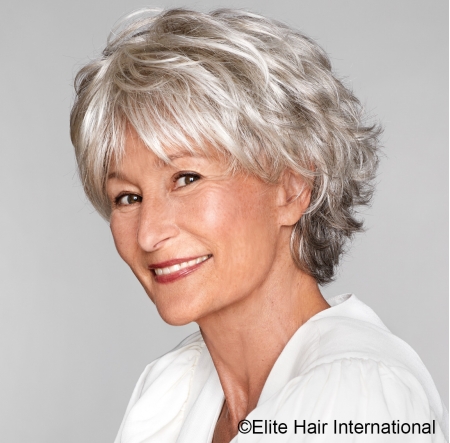 Perruque  Complice ***** en cheveux synthétiques de couleur grise, par Elite Hair International