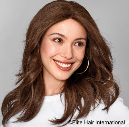 Portrait femme portant la perruque naturelle Essentiel, cheveux longs, Elite Hair International
