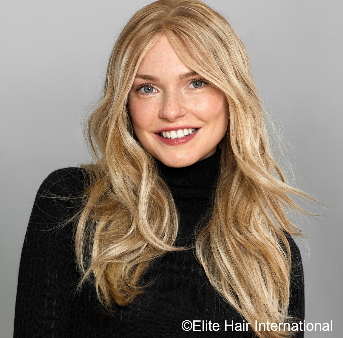 Portrait d'une femme portant la perruque Sublime, cheveux blonds, perruque en cheveux naturels d'Elite Hair International