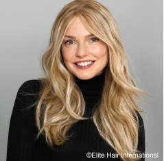 Portrait d'une femme portant la perruque Sublime, cheveux blonds, perruque en cheveux naturels d'Elite Hair International
