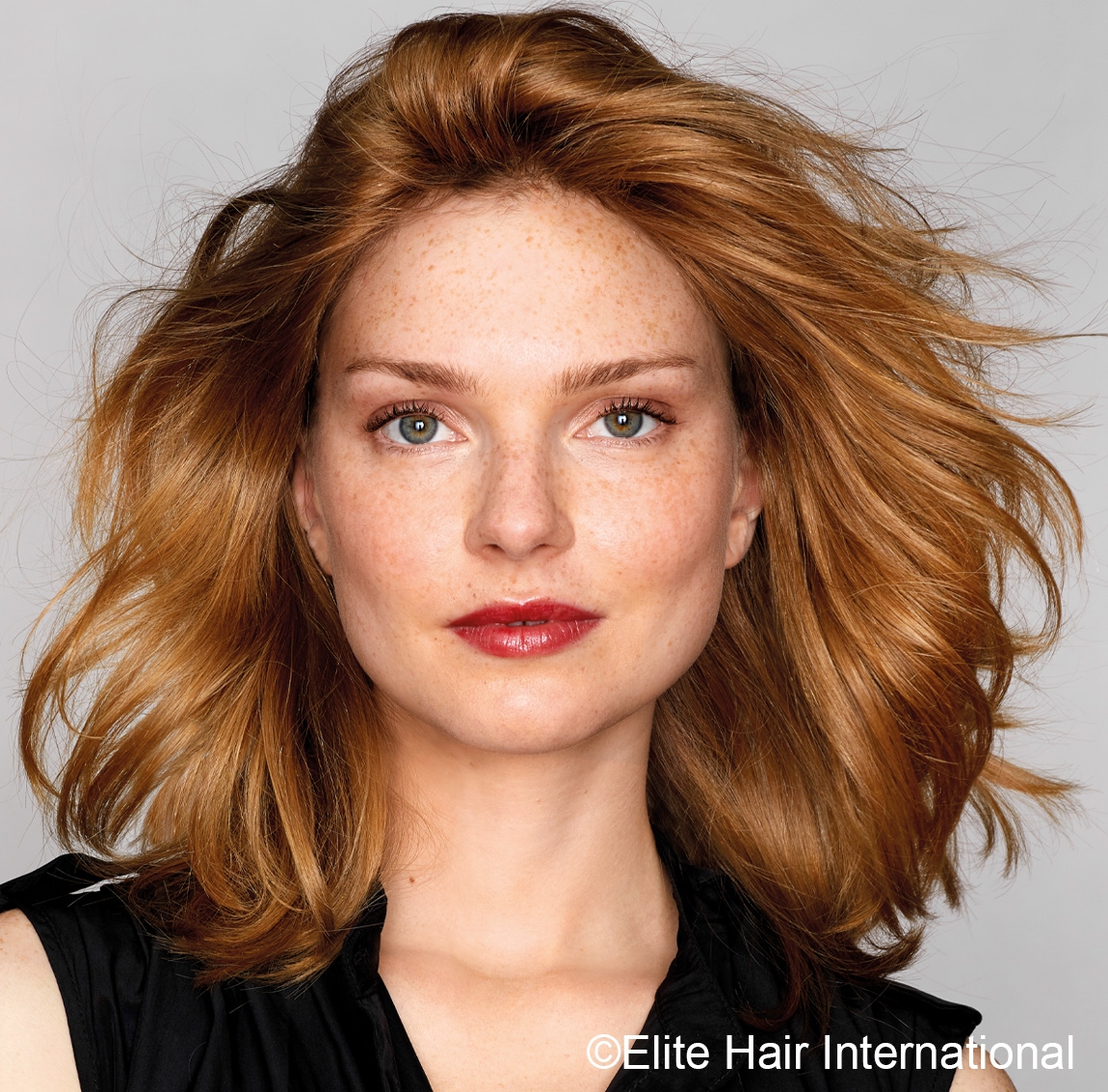 Portrait d'une femme portant la perruque Natasha en cheveux européens d'Elite Hair International