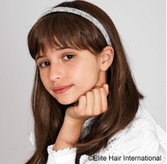 Portrait d'une ado portant la chevelure Captive Juniors, en brun, cheveux de synthèse d'Elite Hair International