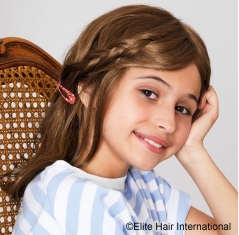 Portrait enfant portant la perruque Elite Kid, perruque 100 % remboursée d'Elite Hair International