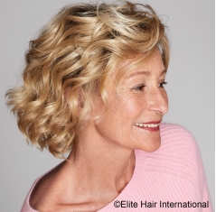 Portrait femme portant la perruque Pulsion *****, en cheveux de synthèse, Elite Hair International