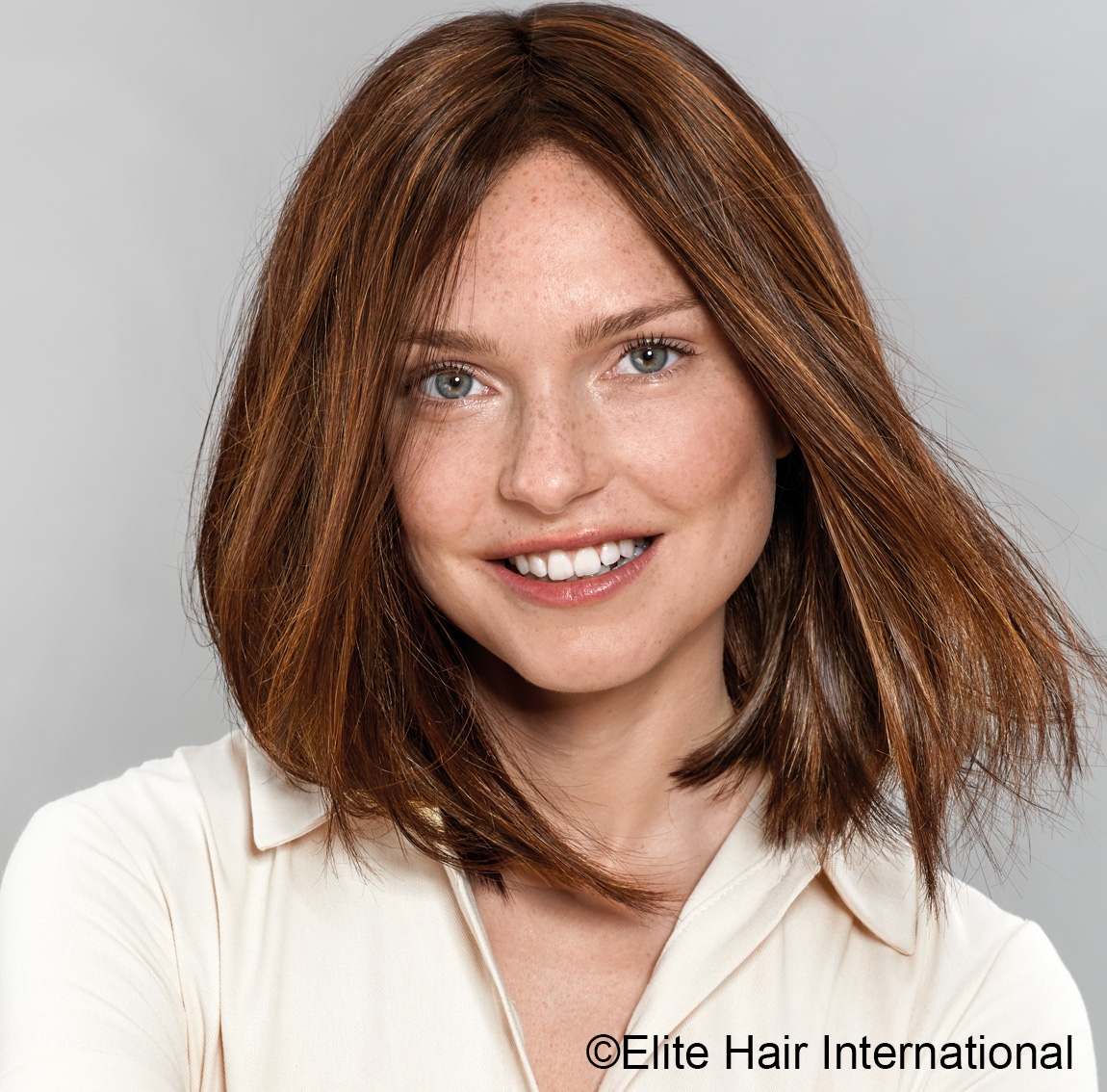 Portrait femme perruque instinct, brune, cheveux synthètiques, elite hair international