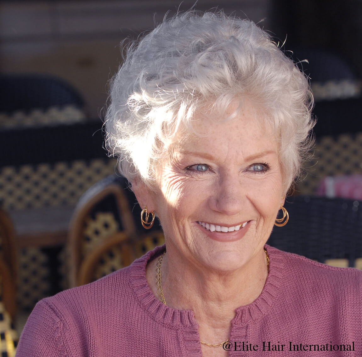 Portrait d'une femme portant la perruque Classic d'Elite Hair International, une coupe coupe courte en cheveux synthétiques.