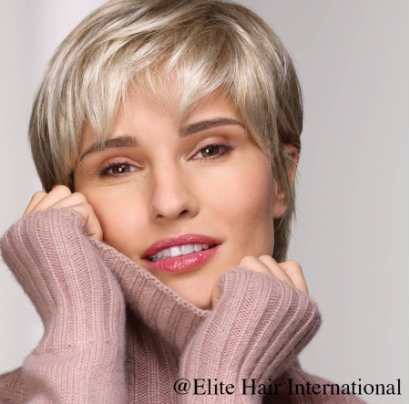 Portrait femme perruque Emotion, blonde, cheveux synthètiques, elite hair international