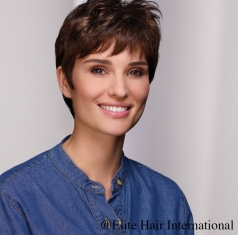 Portrait d'une femme portant la perruque expression, une coupe courte en cheveux de synthèse d'Elite Hair International