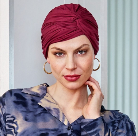 bonnet joyo bambou, bonnet plissé, bonnet avec une torsade sur le dessus, bonnet chimio, grenat