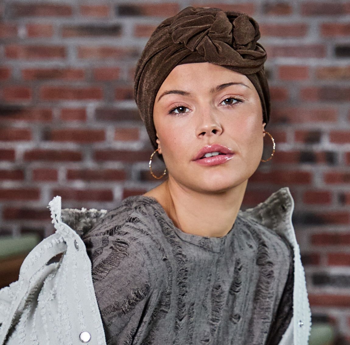 Bonnet Viva ultra-doux, spécialement conçu pour offrir confort et élégance aux femmes en traitement, santal