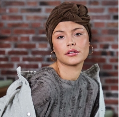 Bonnet Viva ultra-doux, spécialement conçu pour offrir confort et élégance aux femmes en traitement, santal