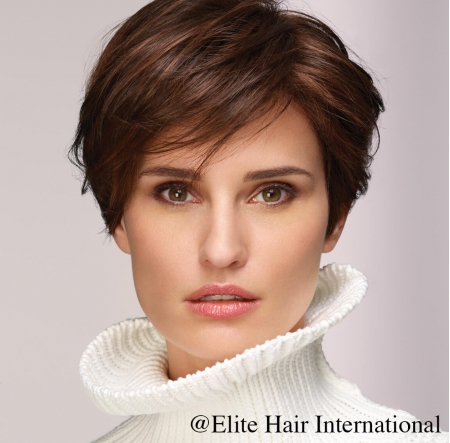 Portrait femme avec la perruque Fascination en cheveux de synthèse d'Elite Hair International
