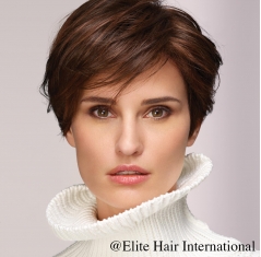 Portrait Femme avec la perruque Fascination ***** d'Elite Hair International, perruque en cheveux synthétiques
