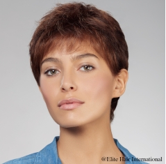 Portrait femme avec perruque expression en brun, cheveux de synthèse Elit Hair International