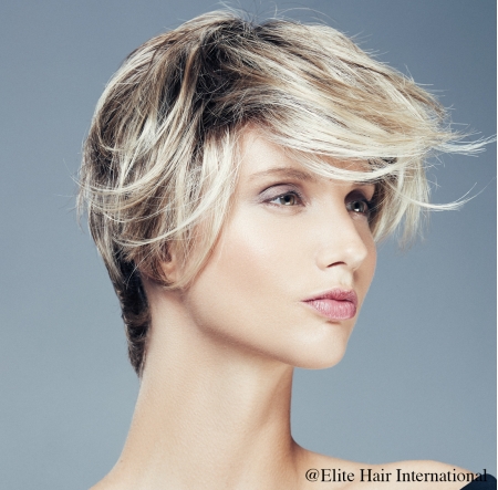 Portrait d'une femme portant la perruque fascination ***** en blond, en cheveux de synthèse, Elite Hair International