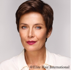 Portrait d'une femme portant la perruque Intense R ** en cheveux de synthèse bruns d'Elite Hair International