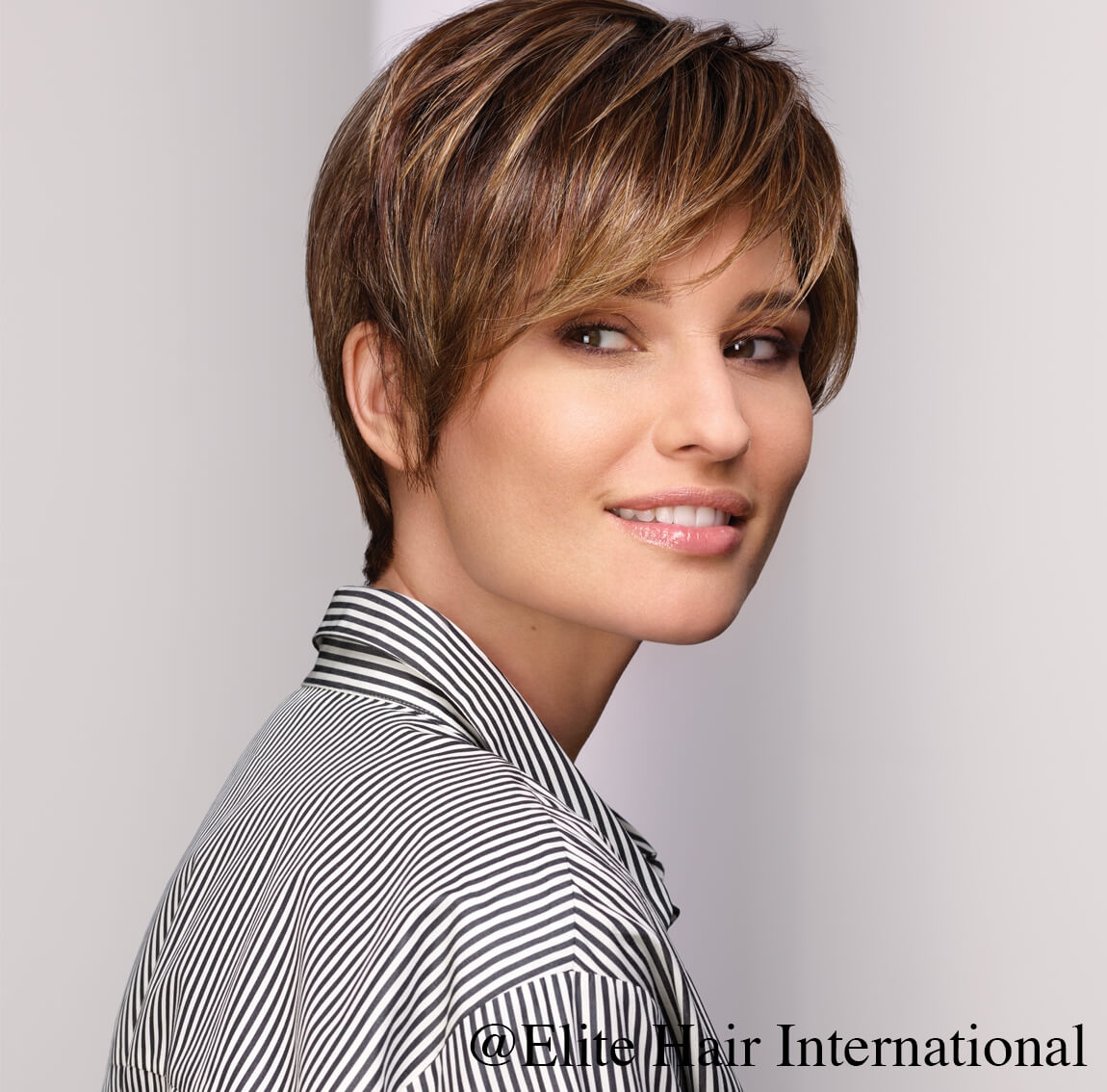 Portrait Femme Regard châtain, en cheveux de synthèse, Elite Hair International