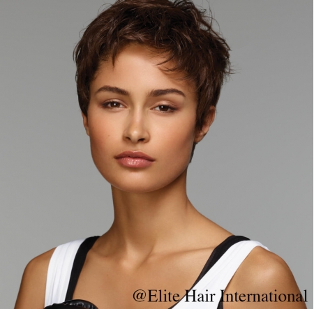 Portrait d'une femme portant la perruque Tonic R en cheveux de synthèse d'Elite Hair International