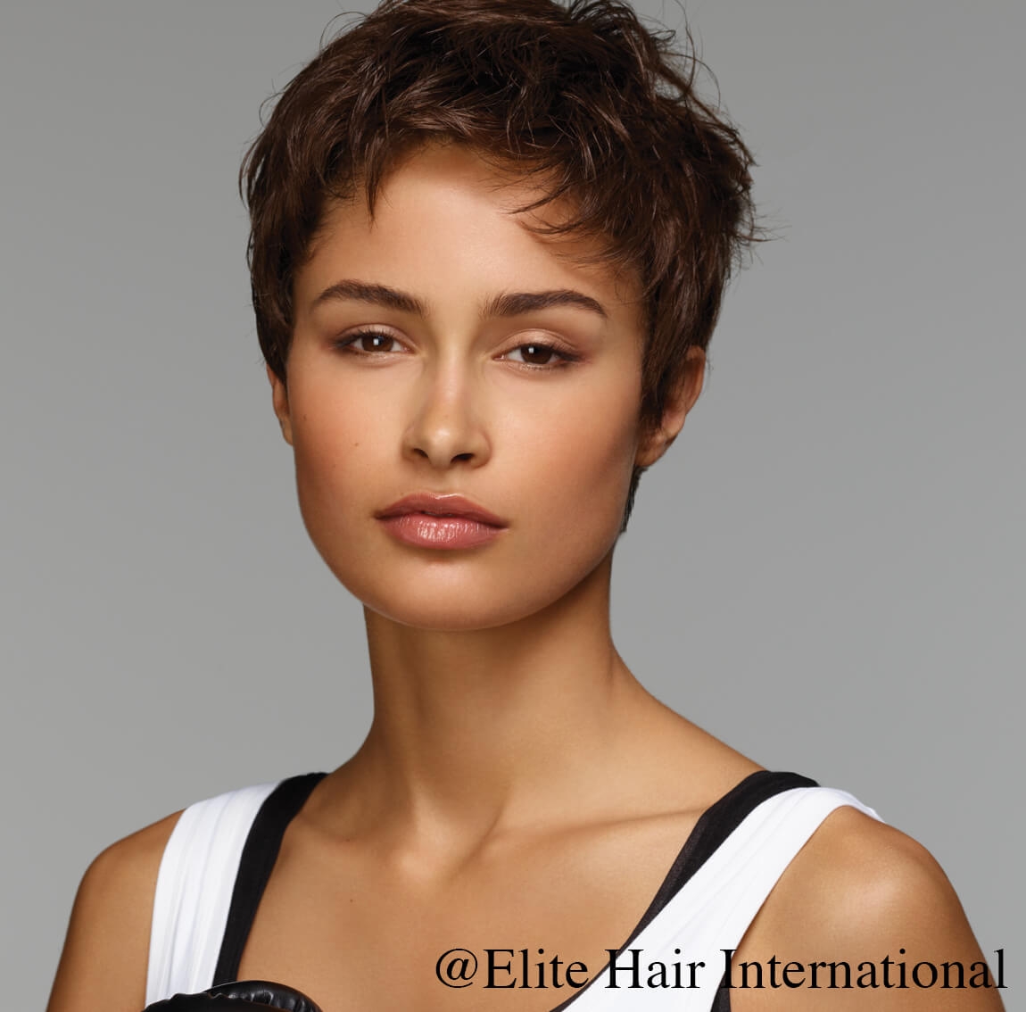 Portrait femme portant la perruque Tonic R **** en cheveux de synthèse bruns d'Elite Hair International