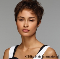 Portrait femme portant la perruque Tonic R **** en cheveux de synthèse bruns d'Elite Hair International