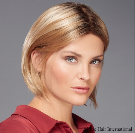 Portrait d'une femme portant la chevelure Allure *** en blond, cheveux de synthèse, Elite Hair International