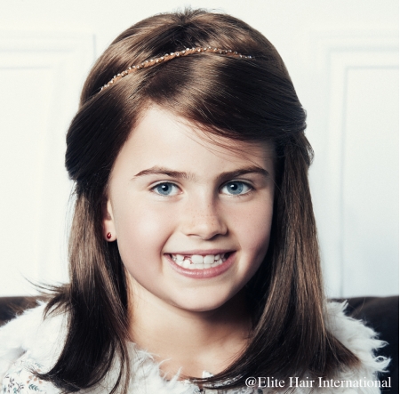 Portrait enfant portant la perruque Elite Kid, perruque 100 % remboursée d'Elite Hair International