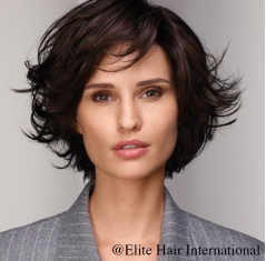 Portrait femme portant la perruque Capture**** en cheveux de synthèse d'Elite Hair International