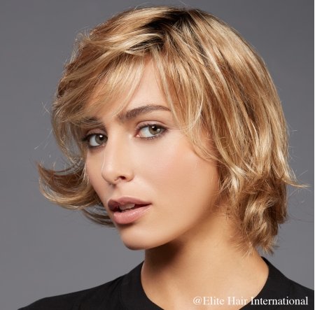 Portrait femme portant la perruque Capture**** en cheveux de synthèse d'Elite Hair International