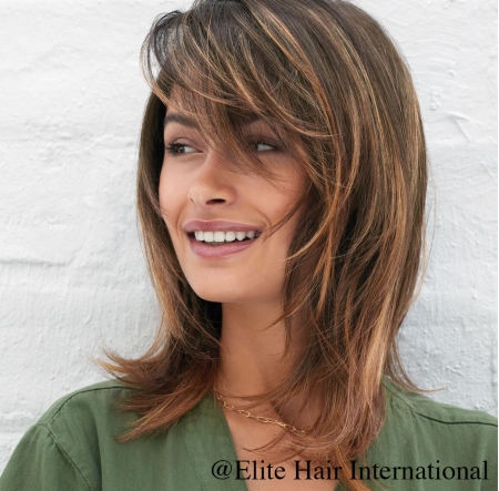 Portrait femme portant la perruque Espiègle ***, en cheveux de synthèse, Elite Hair International