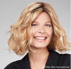 Portrait femme portant la perruque Etincelle***, en cheveux de synthèse, Elite Hair International