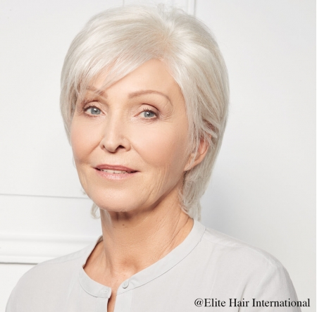 Portrait femme portant la perruque confidence, en cheveux naturels d'Elite Hair International