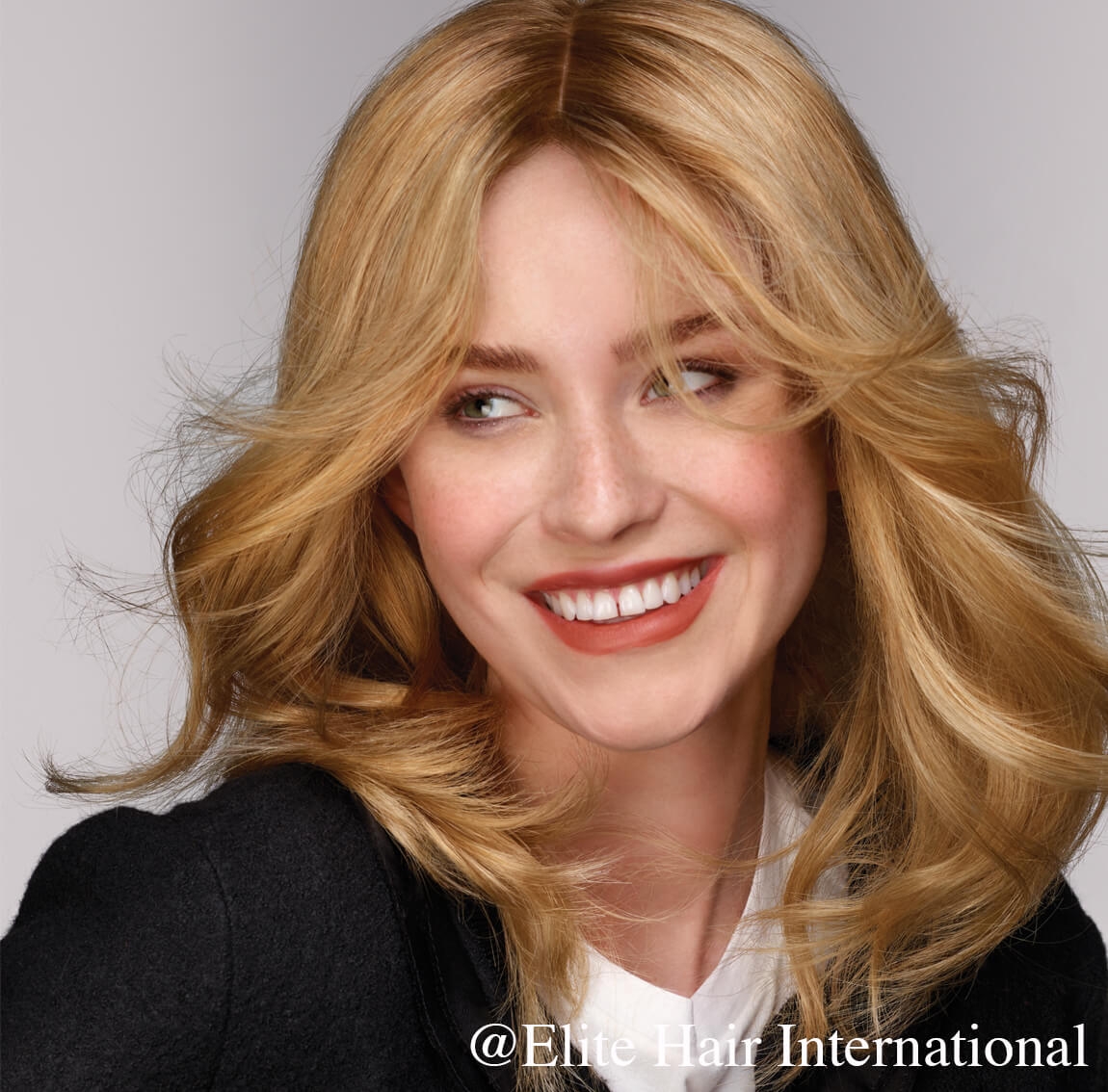 Portrait femme portant la perruque en cheveux naturels Confiance d'Elite Hair International