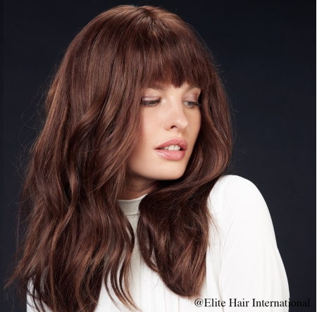 Portrait d'une femme portant la perruque Sublime, cheveux bruns, perruque en cheveux naturels d'Elite Hair International