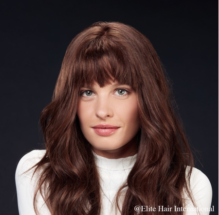 Portrait d'une femme portant la perruque Sublime, cheveux bruns, perruque en cheveux naturels d'Elite Hair International
