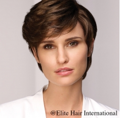 Portrait femme portant la perruque Katia en cheveux européens d'Elite Hair International