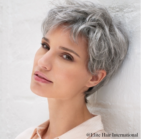 Portrait femme portant la perruque Secret ***, une chevelure courte en cheveux de synthèse d'Elite Hair International