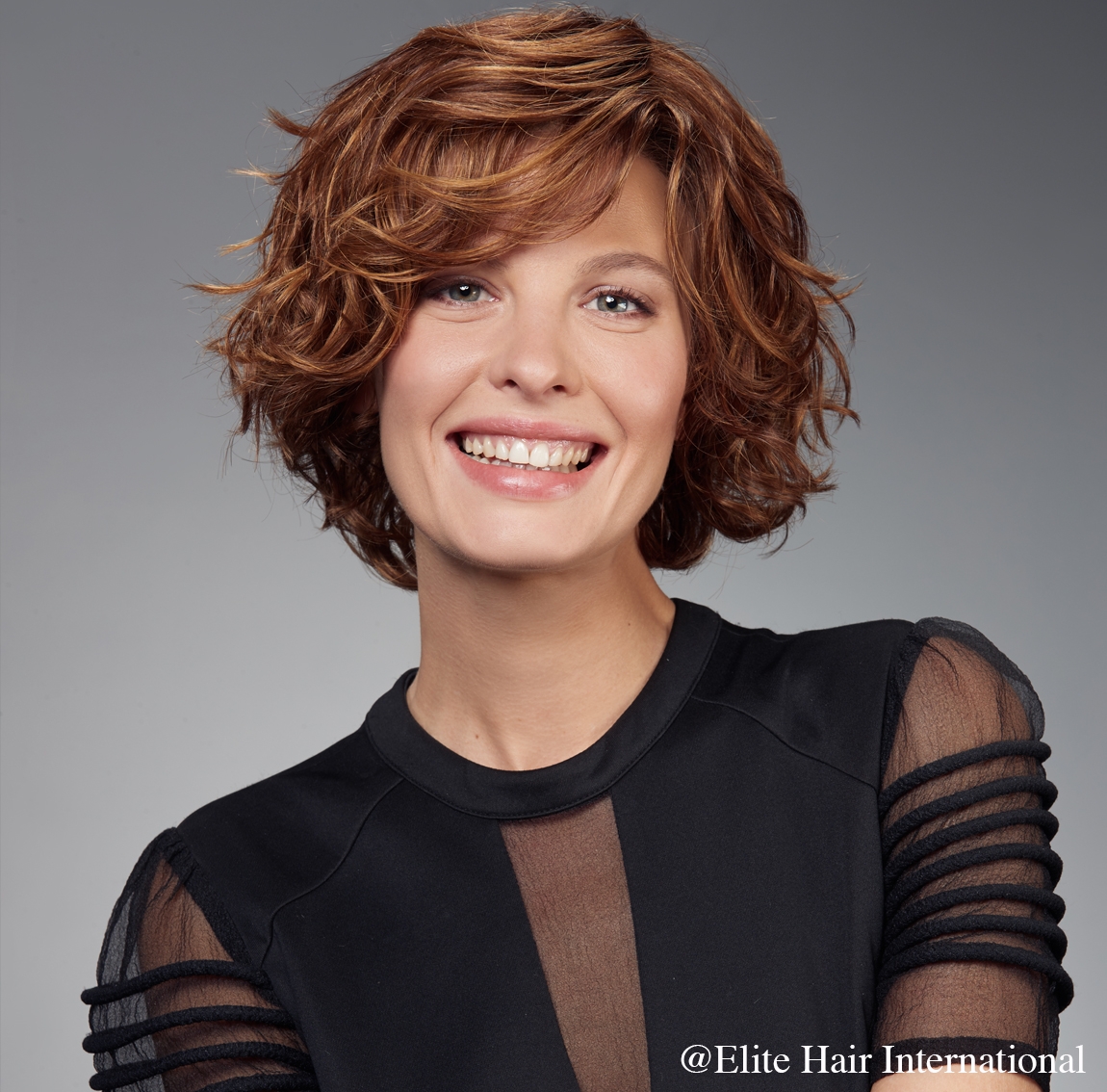 Portrait femme portant la perruque Ardeur, en cheveux de synthèse, Elite Hair International