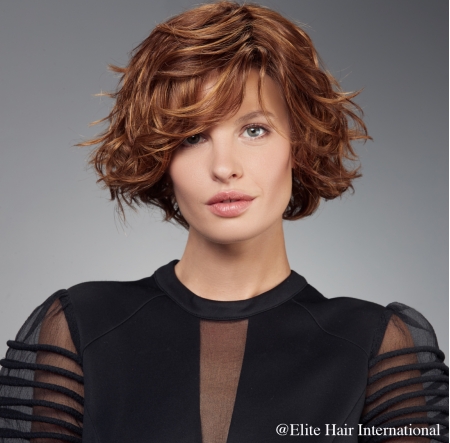 Portrait femme portant la perruque Ardeur, en cheveux de synthèse, Elite Hair International